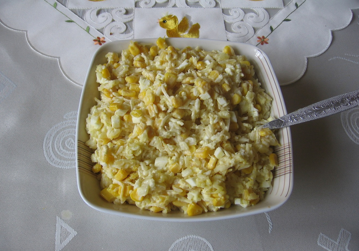 Sałatka z ryżem, ananasem i selerem konserwowym foto