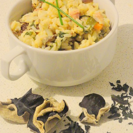 Krok 5 - Sałatka z ryżem, grzybkami mun, algami morskimi i oscypkiem foto