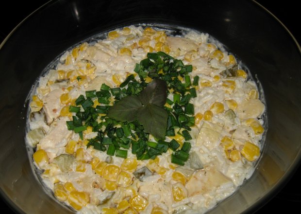Fotografia przedstawiająca Sałatka z ryżem i kurczakiem w przyprawie tzatziki