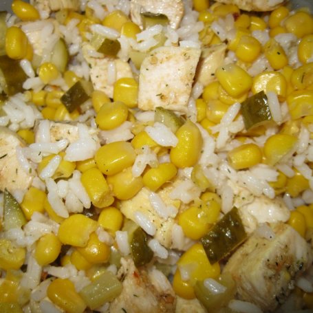 Krok 5 - Sałatka z ryżem i kurczakiem w przyprawie tzatziki foto