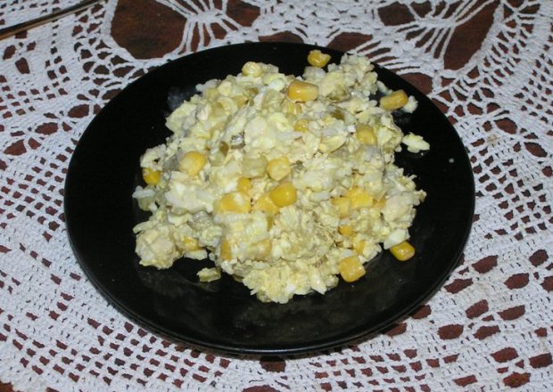 Fotografia przedstawiająca Sałatka z ryżem i kurczakiem.