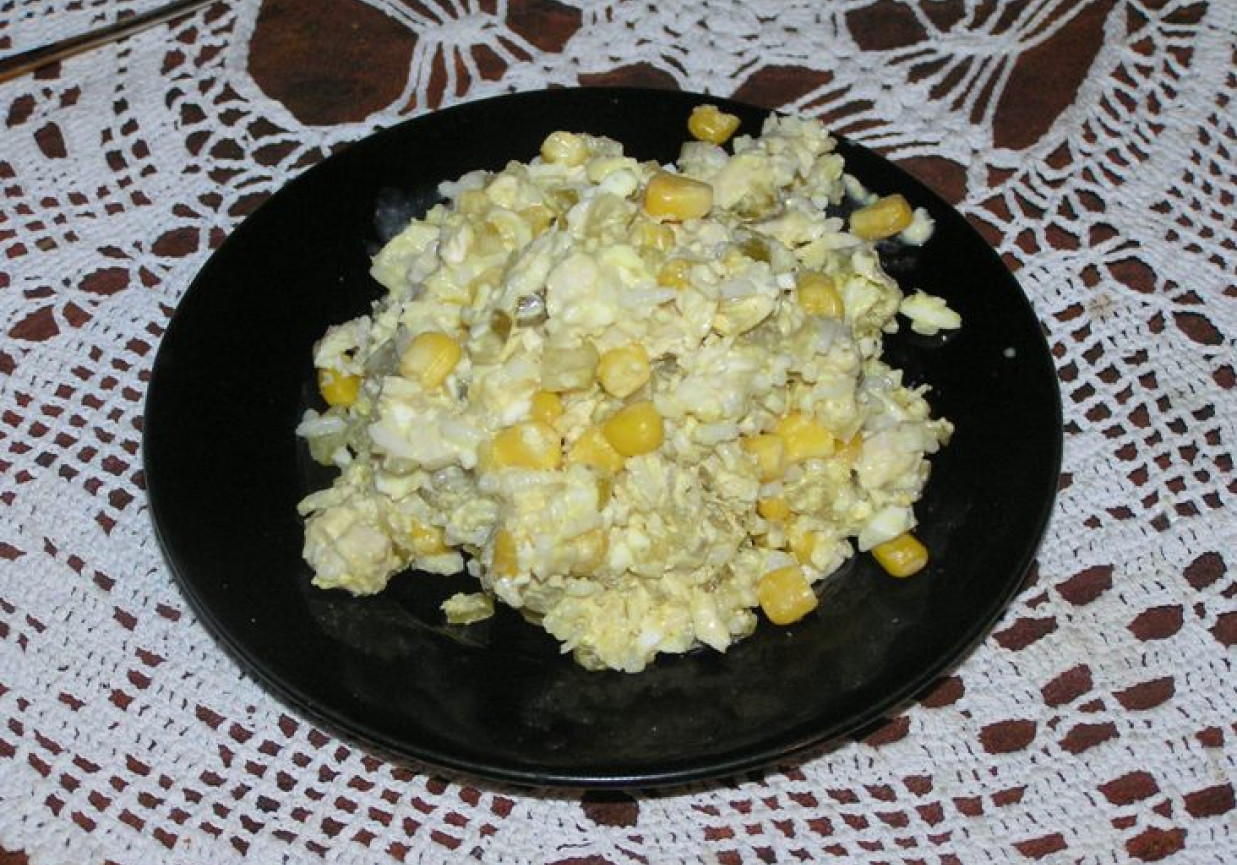 Sałatka z ryżem i kurczakiem. foto