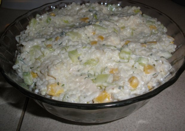 Fotografia przedstawiająca Sałatka z ryżem i ogórkiem