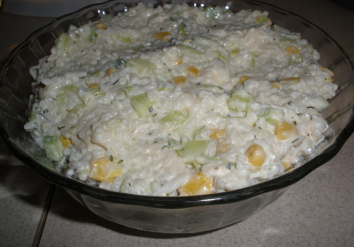 Sałatka z ryżem i ogórkiem foto