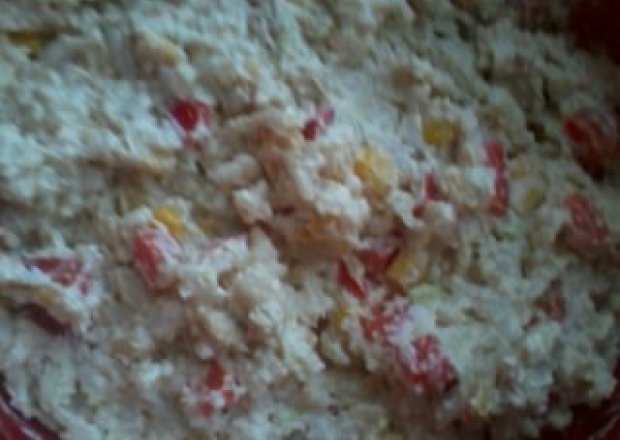 Fotografia przedstawiająca sałatka z ryżem i papryką marnowaną i piersią kurczaka