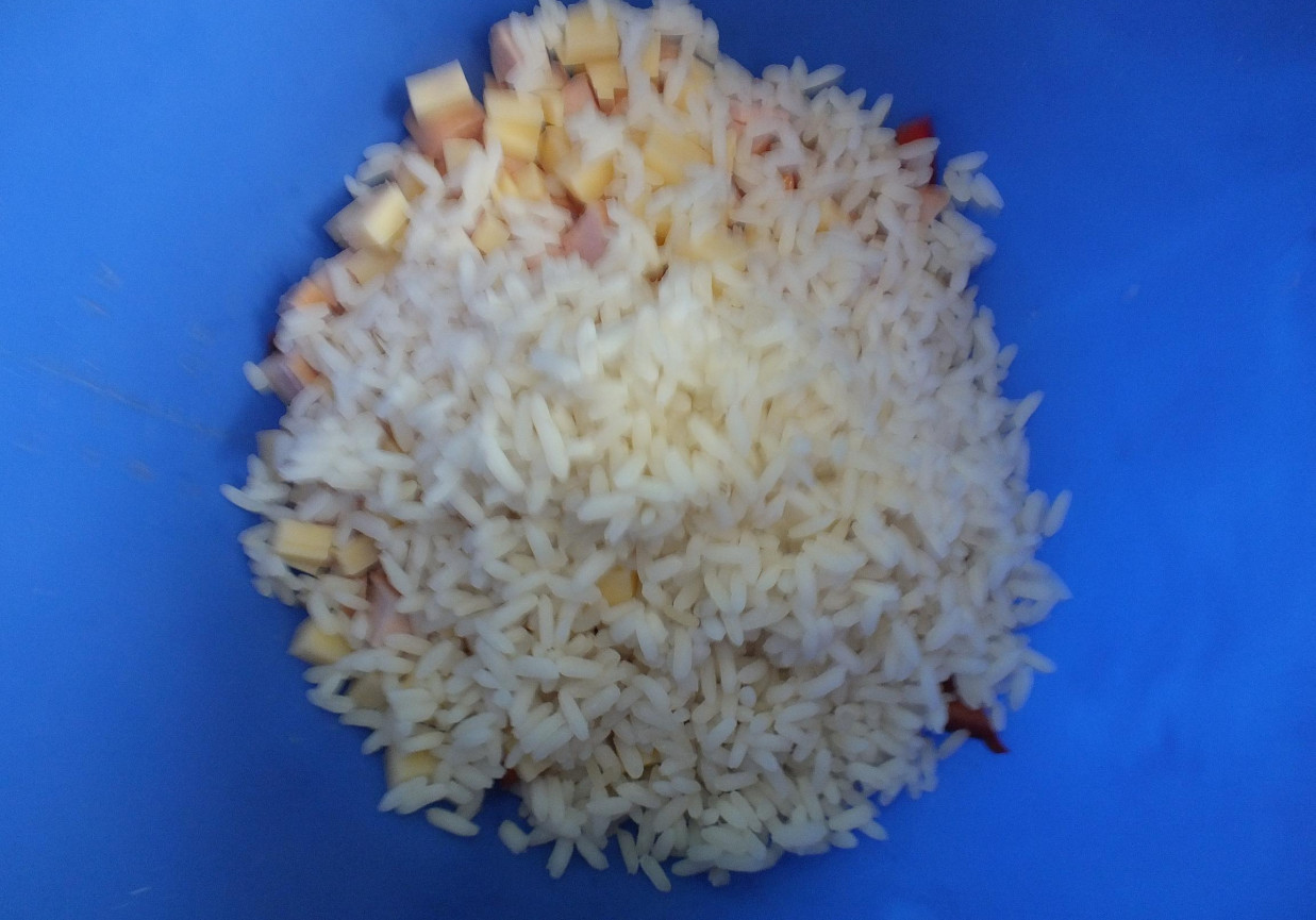 Sałatka z ryżem i papryką foto