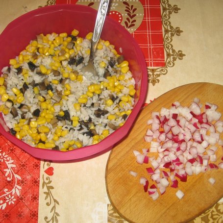 Krok 3 - Sałatka z ryżem i pieczarkami foto