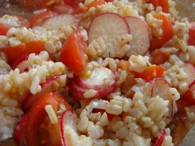 Fotografia przedstawiająca Sałatka z ryżem i pomidorkami cherry