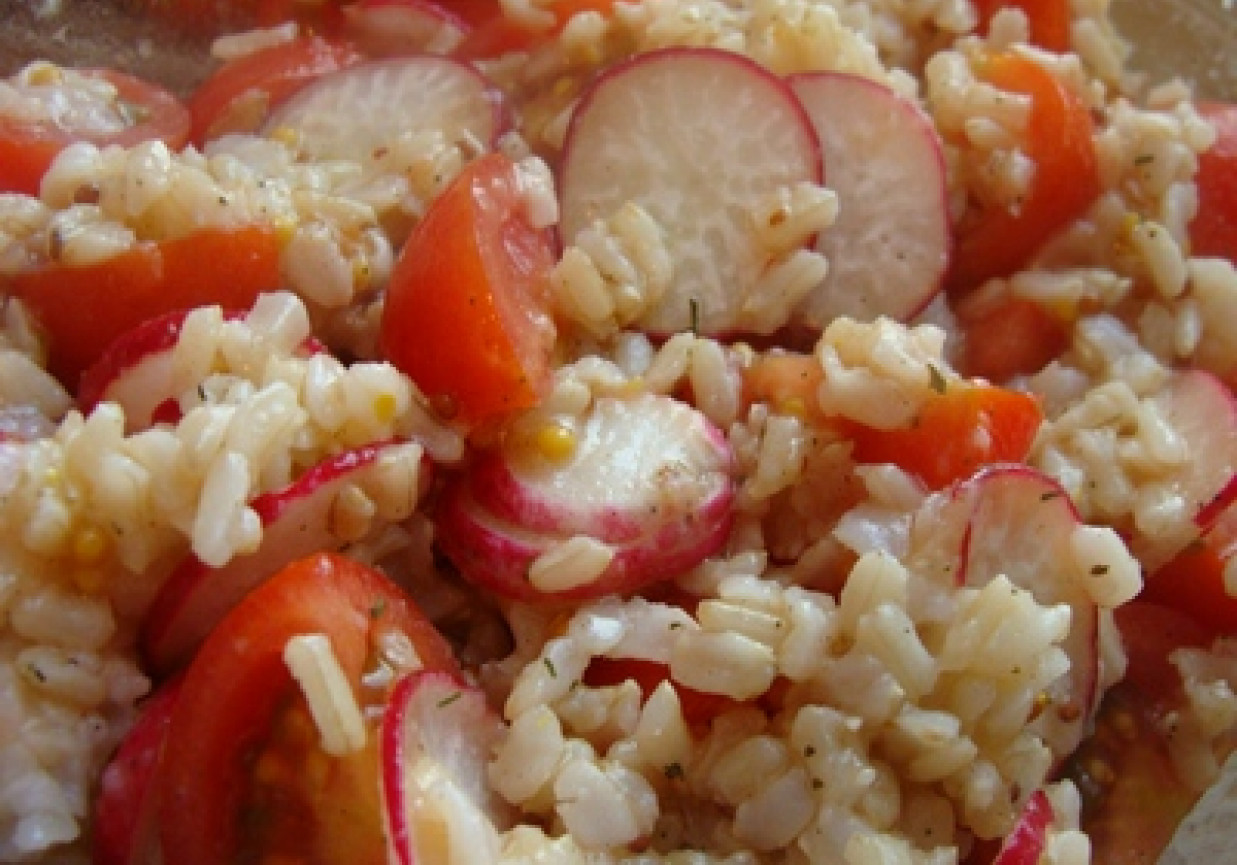 Sałatka z ryżem i pomidorkami cherry foto