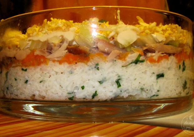 Fotografia przedstawiająca Sałatka z ryżem i rybą wędzoną
