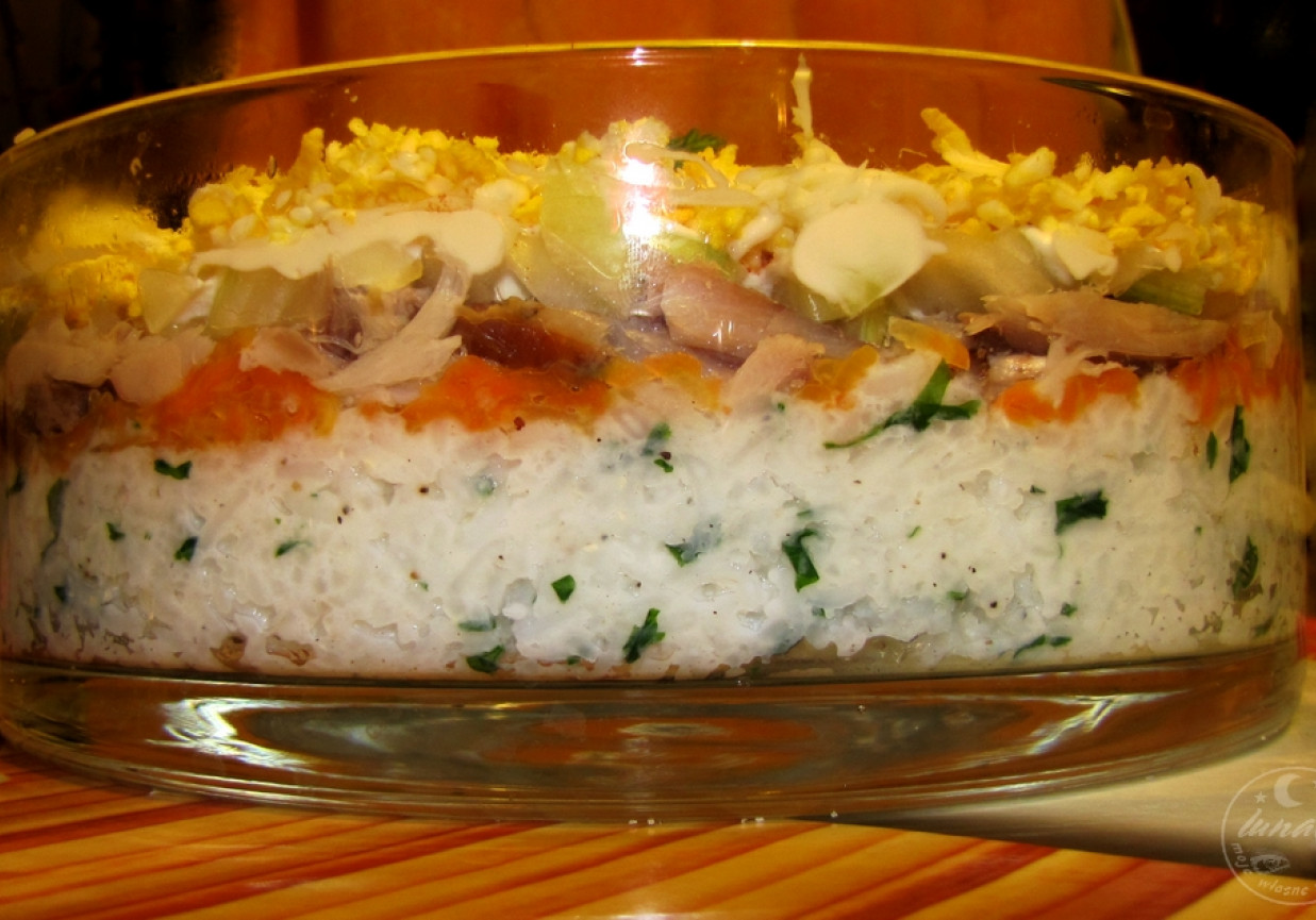 Sałatka z ryżem i rybą wędzoną foto