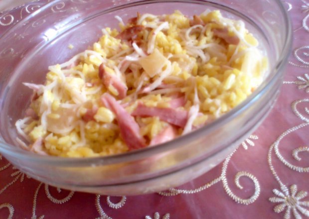 Fotografia przedstawiająca sałatka z ryżem i selerem, kurczakiem wędzonym i ananasem