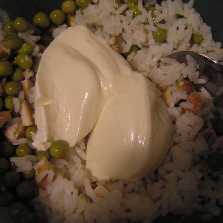 Krok 3 - Sałatka z ryżem i smażoną piersią kurczaka foto