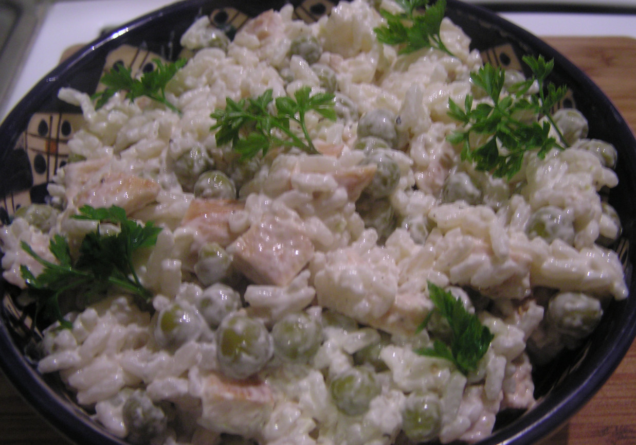 Sałatka z ryżem i smażoną piersią kurczaka foto