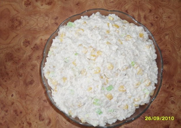Fotografia przedstawiająca Sałatka z ryżem i tuńczykiem