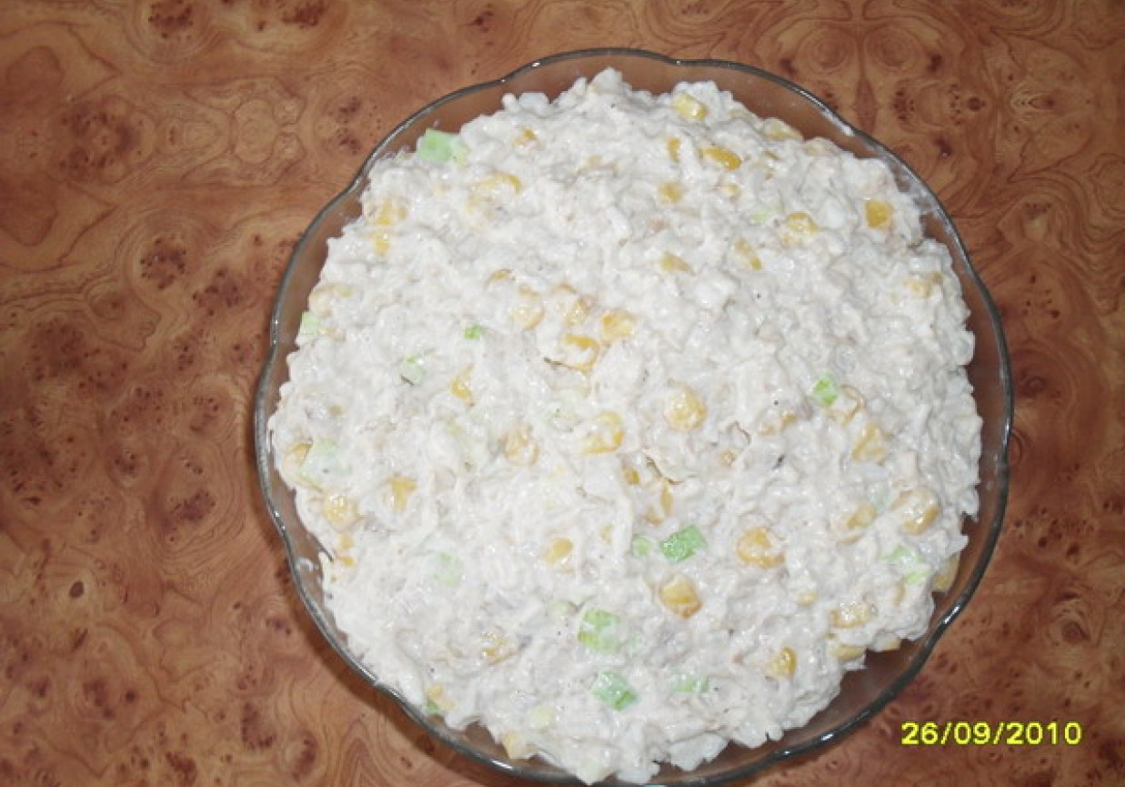 Sałatka z ryżem i tuńczykiem foto