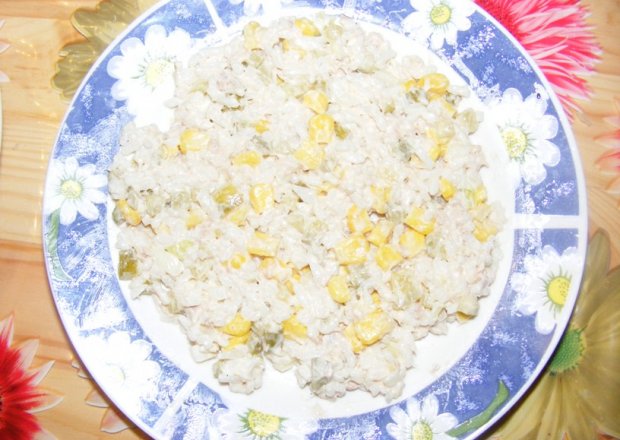 Fotografia przedstawiająca sałatka z ryżem i tuńczykiem