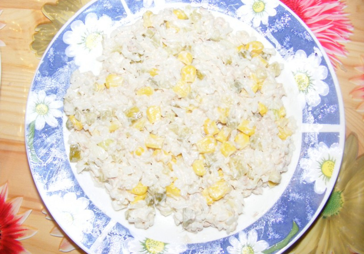 sałatka z ryżem i tuńczykiem foto