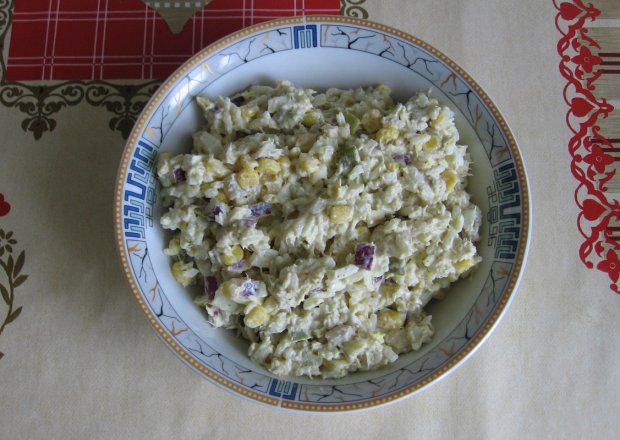 Fotografia przedstawiająca Sałatka z ryżem i wędzoną makrelą