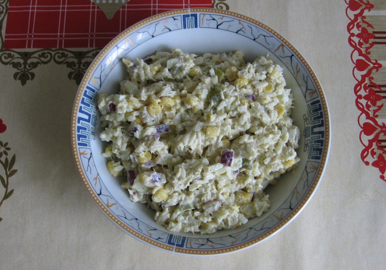Sałatka z ryżem i wędzoną makrelą foto