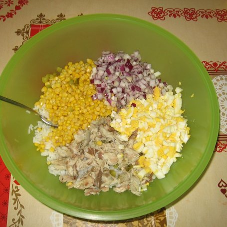 Krok 2 - Sałatka z ryżem i wędzoną makrelą foto