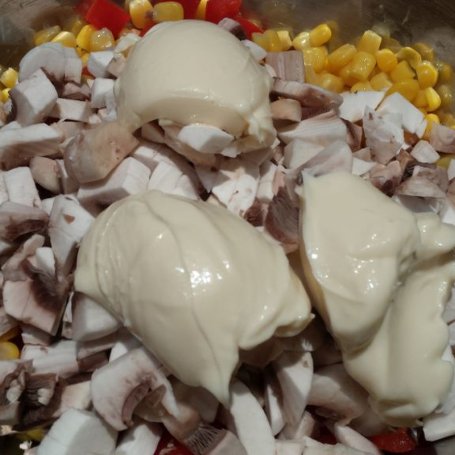 Krok 3 - Sałatka z ryżem, kukurydzą, pieczarkami i papryką foto