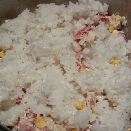 Krok 5 - Sałatka z ryżem, kukurydzą, pieczarkami i papryką foto