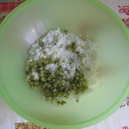 Krok 1 - Sałatka z ryżem, łososiem i oliwkami foto