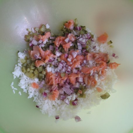 Krok 3 - Sałatka z ryżem, łososiem i oliwkami foto