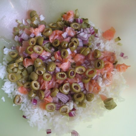 Krok 4 - Sałatka z ryżem, łososiem i oliwkami foto