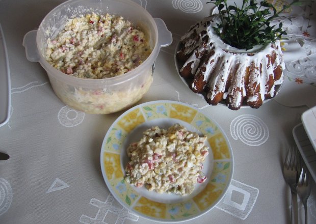 Fotografia przedstawiająca Sałatka z ryżem, papryką i pieczarkami marynowanymi
