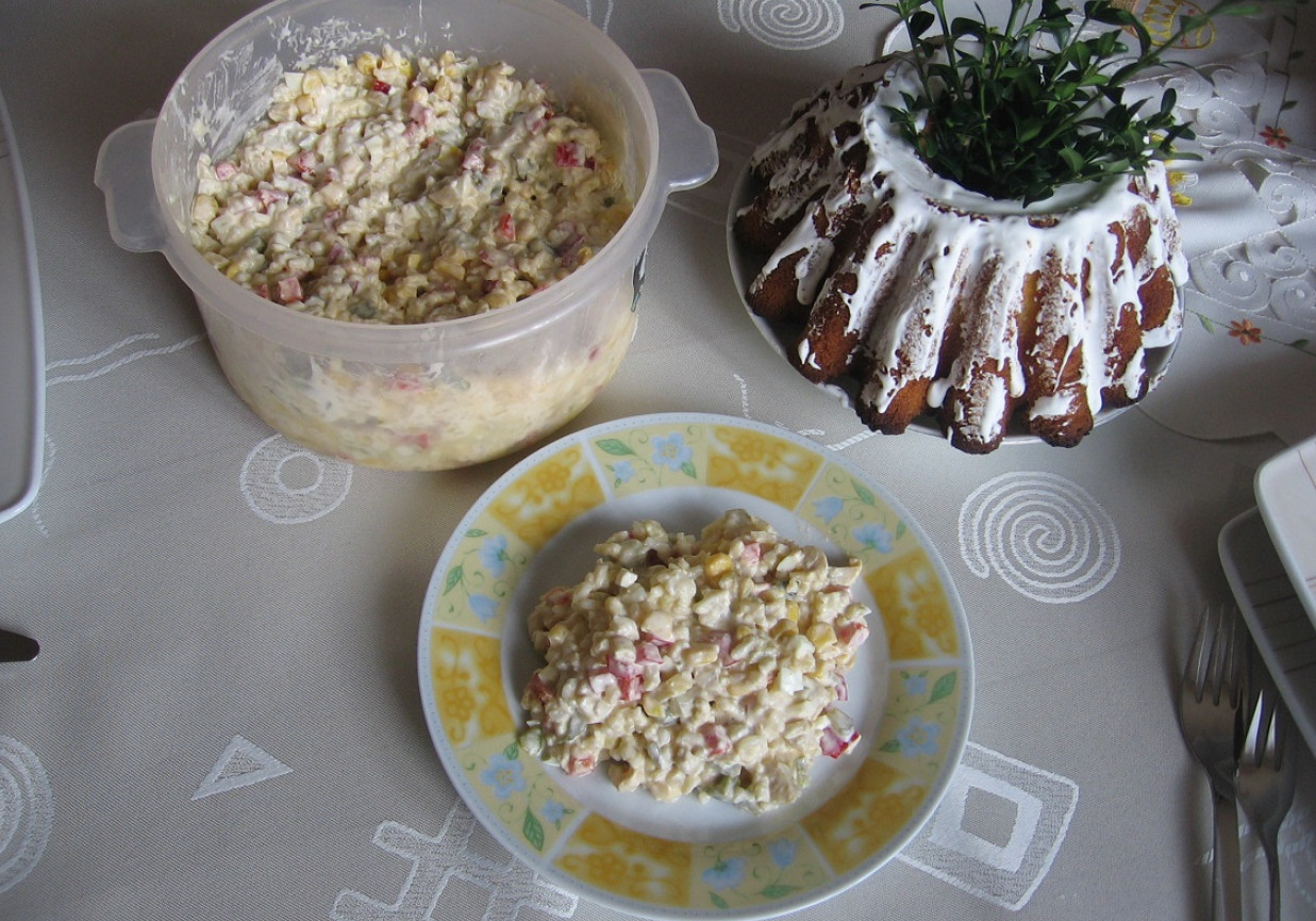 Sałatka z ryżem, papryką i pieczarkami marynowanymi foto