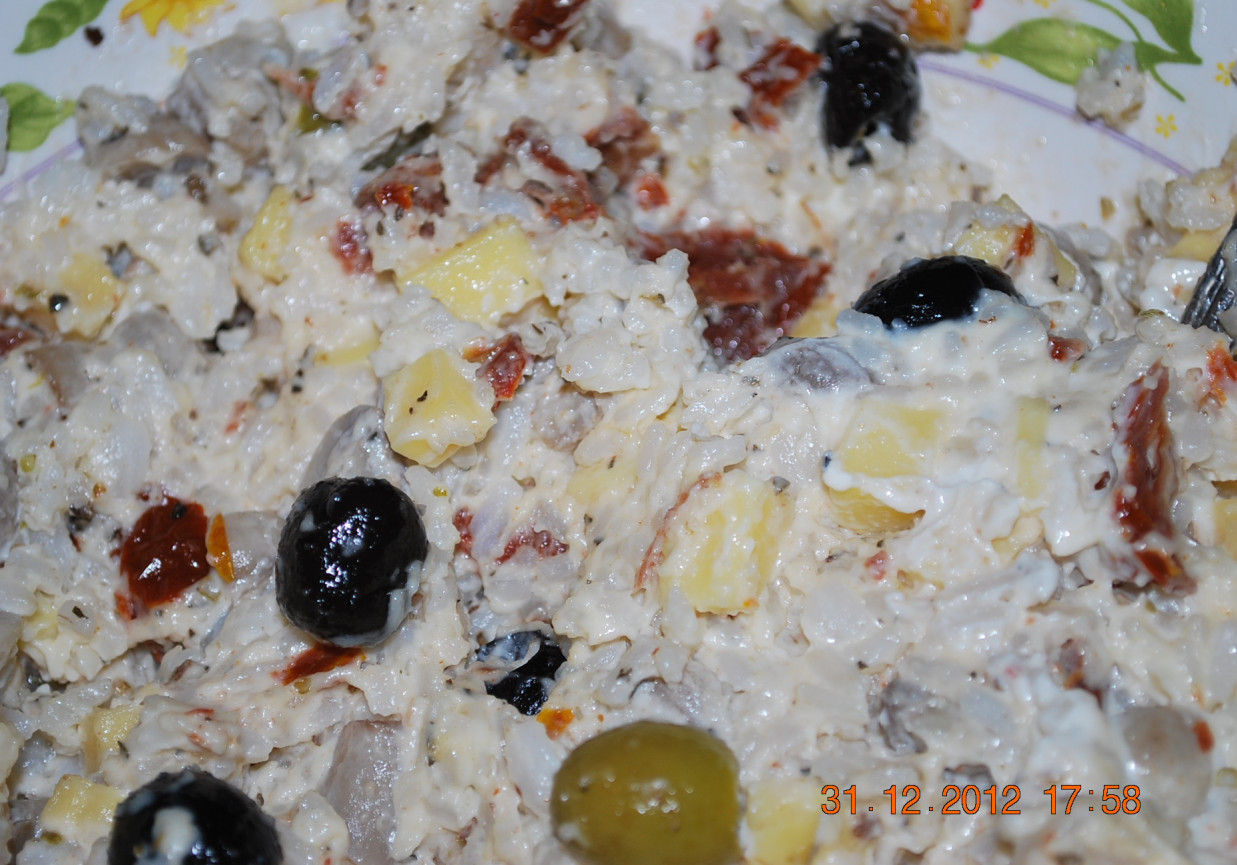 salatka z ryzem, pieczarkami, oliwkami i suszonymi pomidorami foto