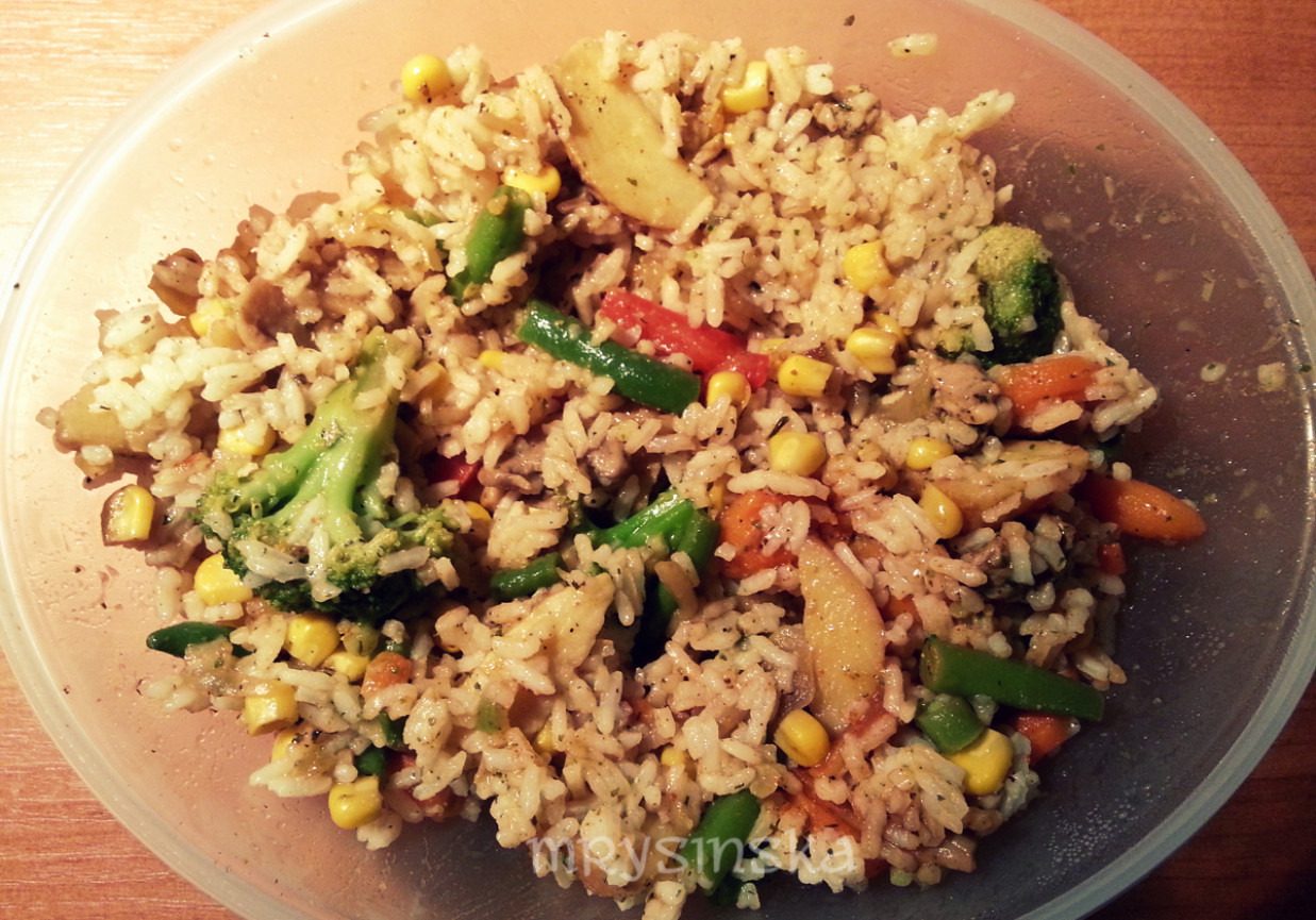 Sałatka z ryżem, schabem i warzywami foto