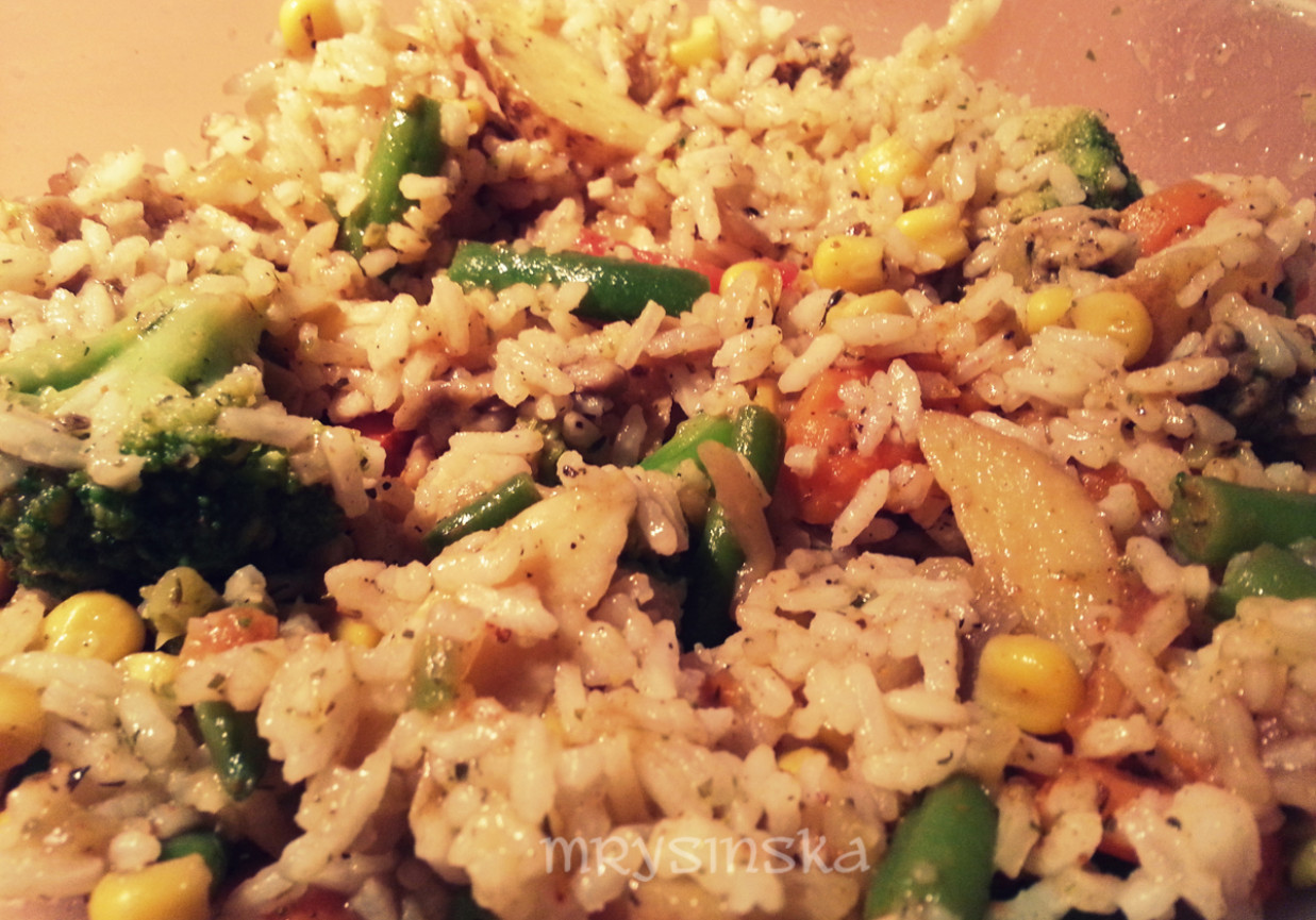 Sałatka z ryżem, schabem i warzywami foto