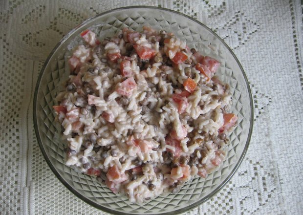 Fotografia przedstawiająca Sałatka z ryżem, soczewicą i łososiem