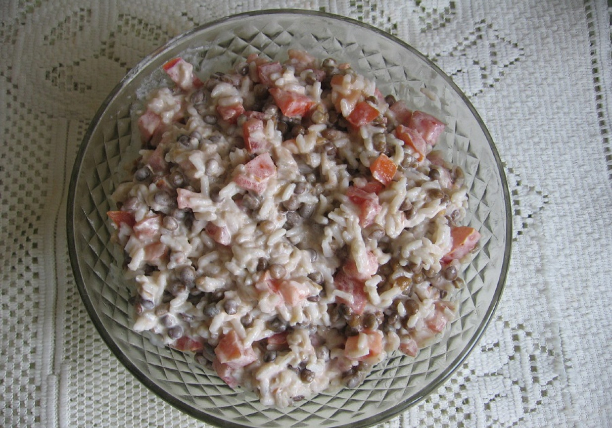 Sałatka z ryżem, soczewicą i łososiem foto
