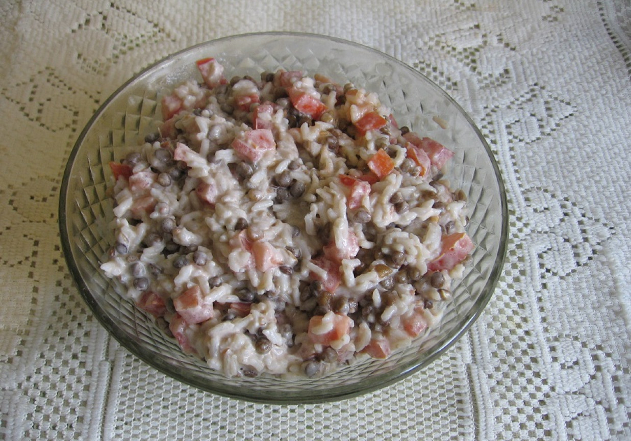 Sałatka z ryżem, soczewicą i łososiem foto