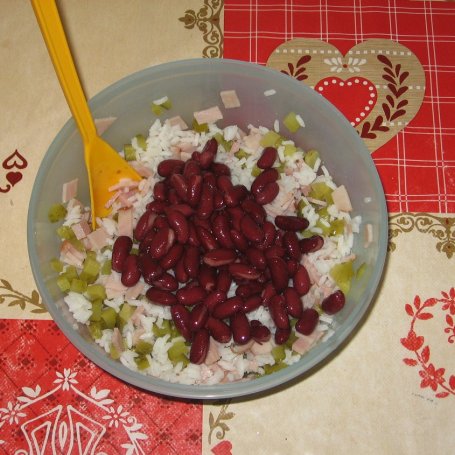 Krok 3 - Sałatka z ryżem, szynką i fasolą czerwoną foto
