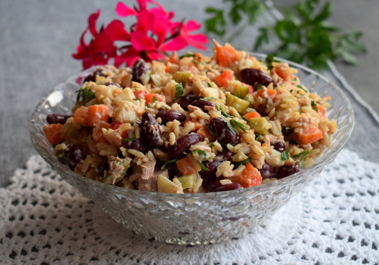 Sałatka z ryżem, tuńczykiem i gotowanymi warzywami foto
