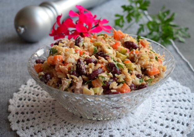 Fotografia przedstawiająca Sałatka z ryżem, tuńczykiem i gotowanymi warzywami