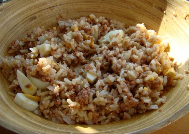 Fotografia przedstawiająca sałatka z ryżu brązowego i tuńczyka