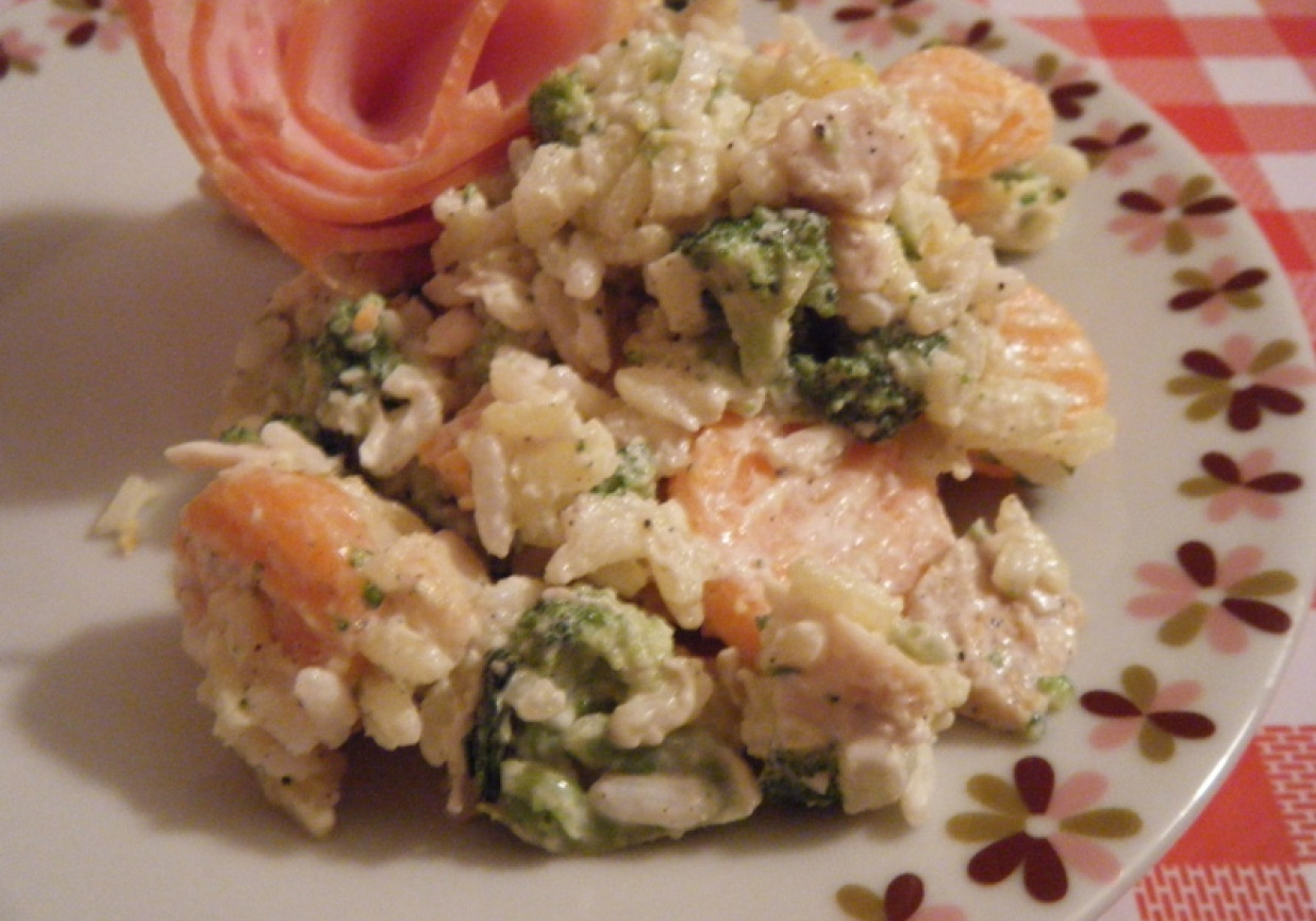 Sałatka z ryżu, brokułów i mięsa. foto