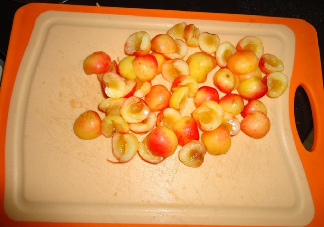 Sałatka z ryżu, czereśni i jabłek foto