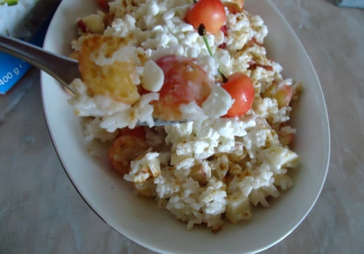 Sałatka z ryżu, czereśni i jabłek foto