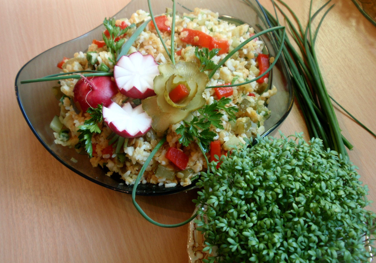 Sałatka z ryżu i czerwonej soczewicy foto