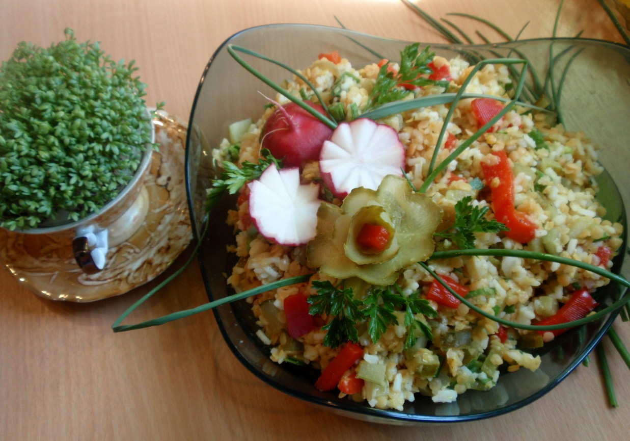 Sałatka z ryżu i czerwonej soczewicy foto