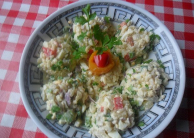 Fotografia przedstawiająca Sałatka z ryżu i gotowanego mięsa