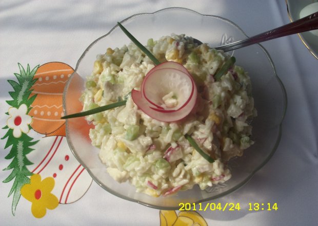 Fotografia przedstawiająca Sałatka z ryżu i piersi z kurczaka
