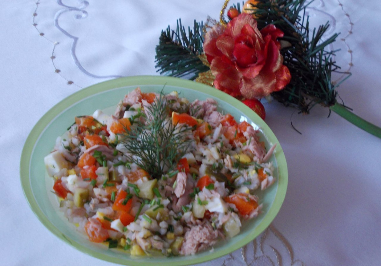 Sałatka z ryżu i tuńczyka. foto